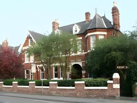 Ascot House Отели рядом с достопримечательностью «Margaret Clitherow Shrine»