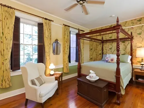 The Lily Inn - Burlington Hotels in Burlington