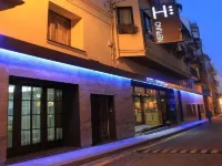 Neptuno Apartments Hotels near Callaghan European Tavern