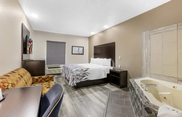 密西西比克林頓紅屋頂套房客棧