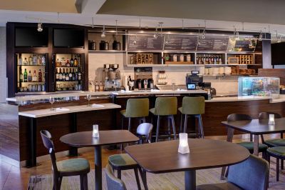 バー コートヤード バイ マリオット デトロイト ディアボーンの写真