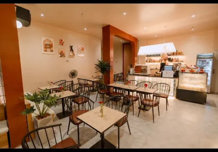 GAKI HOTEL Отели рядом с достопримечательностью «Tomb of Dục Đức»