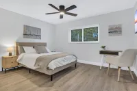 Heated Pool, Hot Tub, Bikes, minutes to Clearwater Beach & Honeymoon Island!