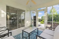 Updated 2 bedroom house The Villages, Walk to pool, 2 miles to SQ, Pet friendly