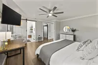 NEW Naples Modern Farmhouse w/Heated Pool, Sleep 10 Hotels near Mercato