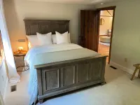LUXURY Wooded Hilltop Hocking Hills Villa Lodge!