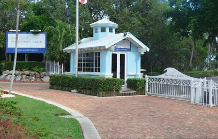 Mariners Club 316 Oceanfront Condo, Private Gym, Epic Amenities, Pickleball Отели рядом с достопримечательностью «Dolphins Plus - Key Largo»