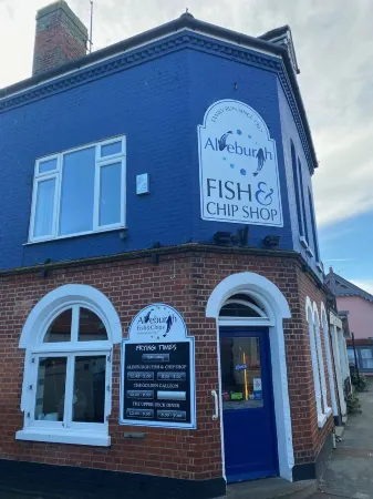 Beautiful luxe coastal cottage - 5 mins walk to town & beach. Dogs welcome. Отели в г. Олдборо