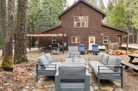 Base of Lassen National Park Secluded 1 BR + LOFT, 2 BATH HOME. sleeps up to 7