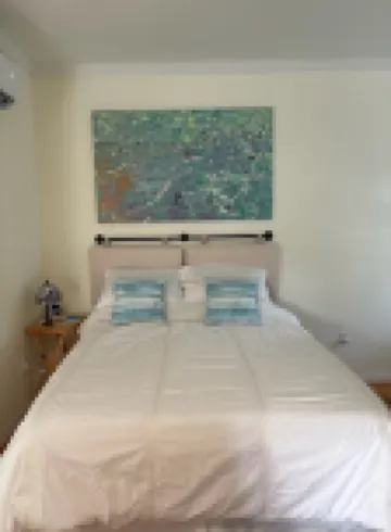 Cozy Guesthouse, Walk to Historic Downtown, Shop & Dine.