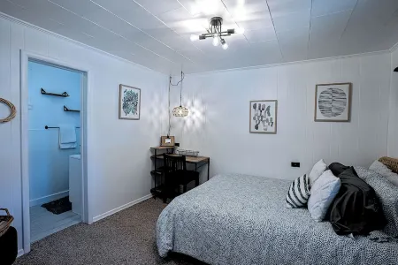 Vintage Riverside Motel Apt #6