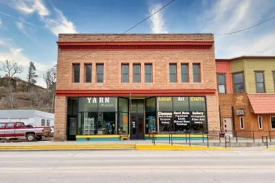 Historic Evanston Building Downtown + Walk to Moccasin Springs, Restaurants, VA Black Hills Putt 4 Fun附近的飯店