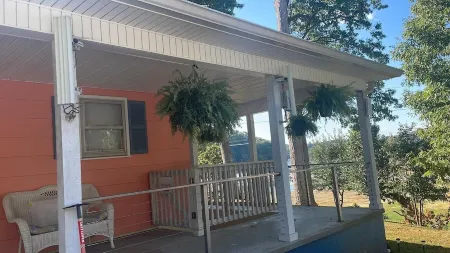 Beautiful Lake Front Home overlooking Lake Douglas with Golf Cart! Отели рядом с достопримечательностью «MRT»