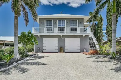 🐠Waterfront Island and Pool Dream Retreat!🐋 Hotels near Fort Myers / Pine Island KOA Holiday