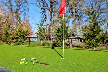 Luxury Wine Country Escape w/ 3 King Suites & Putting Green – Walk to Town