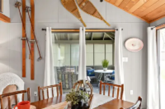 Cedar Loft at The Woods-Vintage Chic Cabin Retreat with Amenities Access