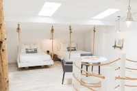 City Vibes:Trendy/ community Pool/ Weekday Escape!