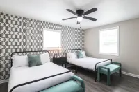 The Cola White House: Sleeps 16 + 4 BDRM w/ Smart TV's + Theater + 7 mins to DT