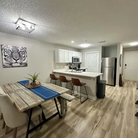 Very short walk to Downtown!  Completely renovated.  Sleeps six.