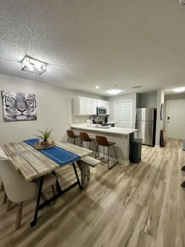 Very short walk to Downtown!  Completely renovated.  Sleeps six.