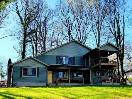 4 BR 3 Bath cabin on Cherokee Lake with private dock.  Sleeps 10 to 12.