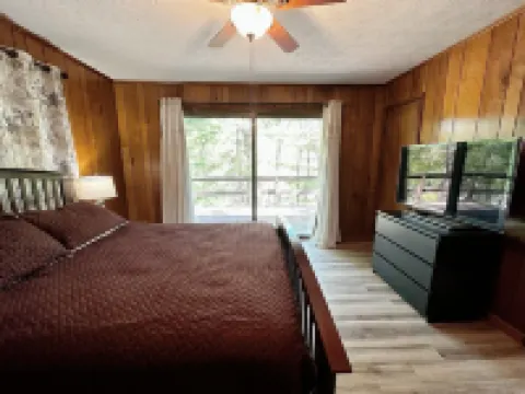 Secluded, yet centrally located. Quiet Retreat. EV charger friendly