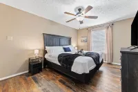My Amazing Bay House & Pool Hotel dekat Space Center Houston