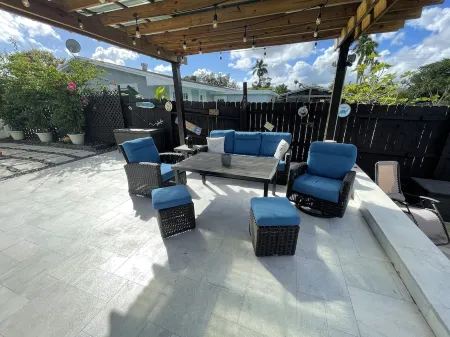 Modern lakeside pool home near hardrock and fll airport Отели в г. Дейви