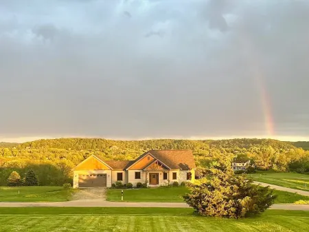 4 Br. Hot Tub. Pet Friendly. May Discounts!