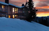 MID-MOUNTAIN - POOL, PRIVATE HOT TUB, EASY ACCESS TO SILVER LAKE VILLAGE/LIFT