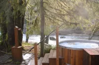 Sol Duc Riverside Retreat: Entire Riverfront Home