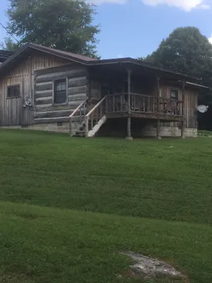 Rustic cabin over looking Cordell Hull Lake