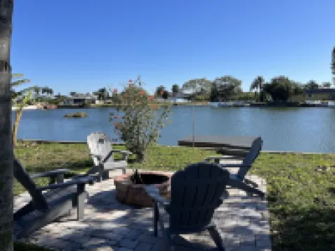 Lakefront Paradise, with Heated Private Pool. Hotels in Holiday