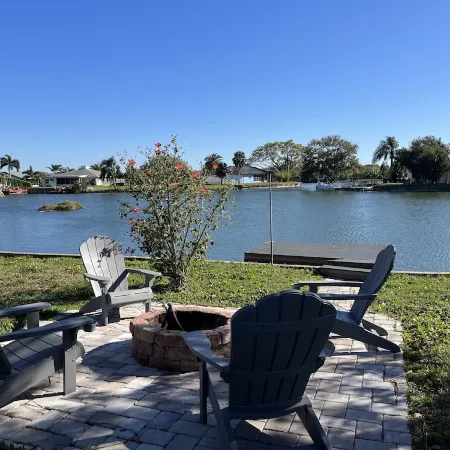 Lakefront Paradise, with Heated Private Pool.