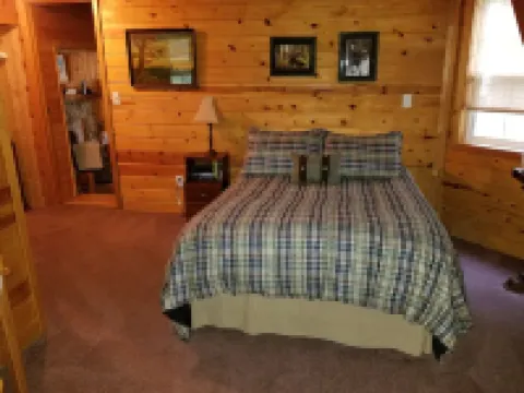 Cozy cabin on the river near Stevens Pass. Pet friendly with lots of amenities