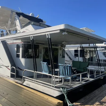 Southern Bell is a Beautiful Houseboat cozy and relaxing.