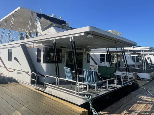 Southern Bell is a Beautiful Houseboat cozy and relaxing.