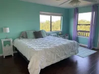 Sunset Cove Lakehouse 4-bedroom House with Views Closest to the Park - Boat Ramp