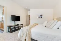 Dreamy retreat with golf course & lake views, near beach & boat launch amenities