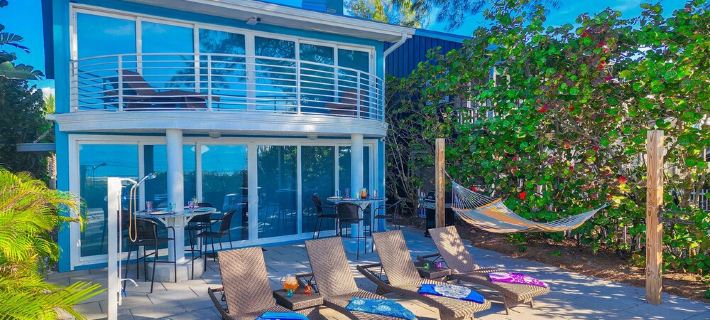 Luxurious Oceanfront Home w/ MILES of sandy beach & private Inter-Coastal dock! インディアン・ショアーズのホテル