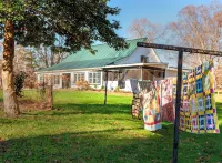 Possum Trot Farmhouse - Wedding & Event Venue, Lodging for 18,  Stone Fireplace 타이 리버 공원 주변 호텔