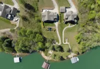 SPACIOUS Lakeside Home in the perfect LOCATION near all the action! - 3つ星