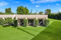 Championship Golf - Shopping - Restaurants - Pools - Gorgeous Desert Sunsets! Hotels in 