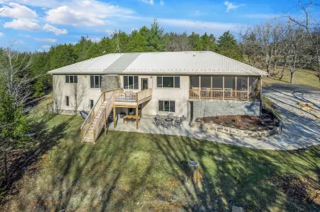 The Belle Lux KY Bourbon Trail-Hot Tub-Hiking Trails on over 120 Acres!