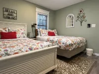 Secluded, acreage,1.5m to dwntn-fishing-paddleboat-nature trail-KING Sleep# Bed