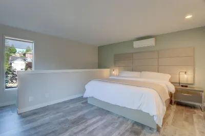 Third floor Condo with deck and stunning views of Lake Union Hotels in Eastlake