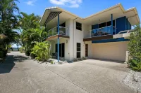 Exceptional modern three bedroom townhouse with water on both sides. Hotels near Barnacles