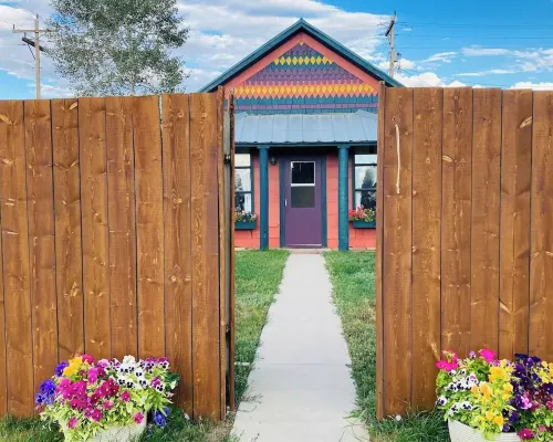Walden’s Gingerbread House - A Basecamp for Groups, Fenced Yard, Pet Friendly Hotels in Jackson County