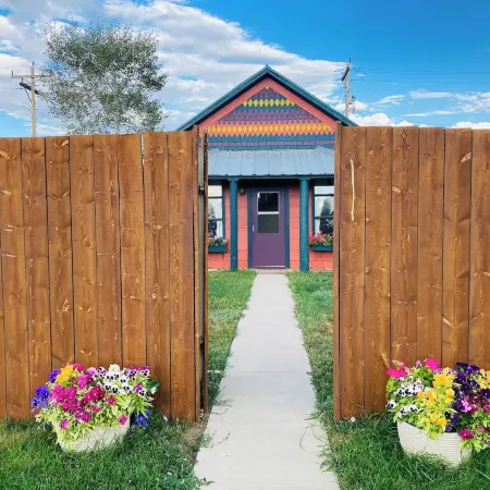Delightful little gingerbread 4-bedroom house with WiFi in Walden