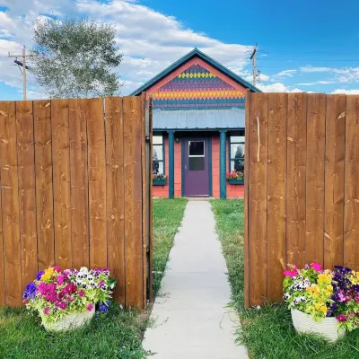 Walden’s Gingerbread House - A Basecamp for Groups, Fenced Yard, Pet Friendly